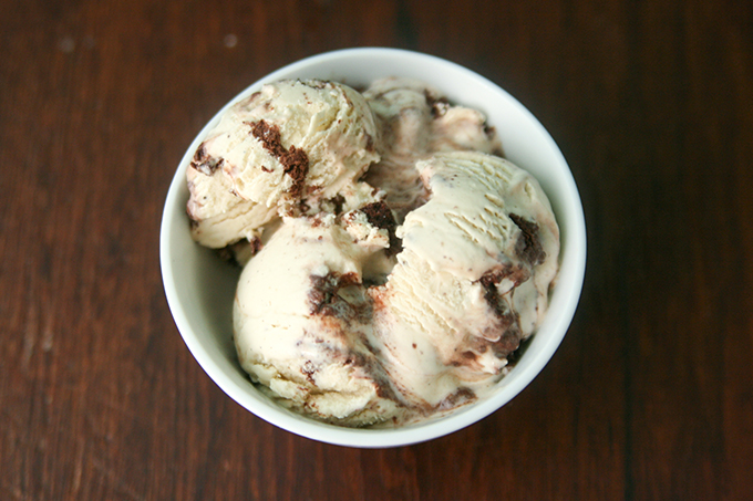 Vaniljglass med chokladsås och browniebitar